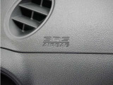 ◆助手席エアバッグ◆SRSエアバッグは、シートベルトだけでは防ぎきれない衝突時の衝撃から乗員を守るための安全装置。衝突時に瞬時に膨らみ、頭部や胸部がダッシュボードに直接衝突するのを防ぎます。