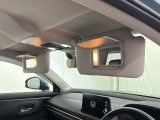★【あると便利な装備】運転席・助手席サンバイザー内側ライト付きミラー+マップランプが装備されています