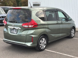 コンビネーションランプを高い位置に配置、後続車に見やすいデザインで安全にも配慮。