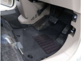 運転席フロア。体格を問わず心地よいドライビングポジションがとれるよう各ペダルが配置されています!