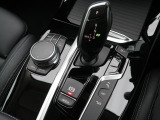 【シフトノブ】BMWの高性能オートマチックは、ATセレクトレバーを左側に倒すことで、通常の「D」から「S」(スポーツ)または「M」(マニュアル)へと切り替えが可能です。