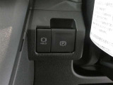 電動パーキングブレーキを搭載。スイッチ操作でパーキングブレーキを作動・解除することが可能ですので、操作の力が不要ですよ♪