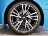 BMWの純正アロイホイールは軽量かつ強度にも優れているホイールで走行性能を引き上げる設計になっております。足元にもBMWは妥協がなくこだわっている個所になります。