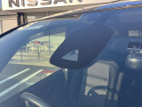 フロントガラスの上部には衝突軽減ブレーキの装置も付いており、より安全に運転を楽しんでいただくことができます。