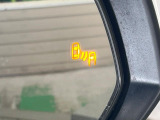 【ブラインドスポットモニター】走行中、ドアミラーの死角になりやすい箇所に後続車が接近するとサイドミラーのレンズに警告を表示!ドライバーに注意喚起をしてくれます。