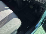 痛みの出やすい運転席シートの角、フロアマット、座面、ともに良好です