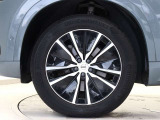 ボルボ純正の5ダブルスポーク 8.0J&times;19インチ ダイヤモンドカット/ブラックアルミホイール装着。