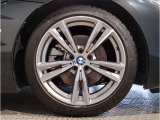 【BMWアロイホイル】軽量かつ強度に拘ったアロイホイル。走行性能ポテンシャルを引き出す設計。車の足元を引き締めてくれる大きなポイントはアロイホイルです。