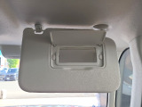 【バニティミラー】運転席・助手席のサンバイザーに装備。身だしなみチェックやメイク直しも安心です。