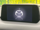 【マツダコネクトナビ】車内の雰囲気にマッチした一体型タイプのナビ。各種車輌設定やBluetooth再生等、様々な機能が楽しめます。直感的なダイヤル操作が可能で、使い勝手も良好です。