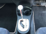 操作しやすいATシフトです。 シフトチェンジを気にしなくていいので運転だけに集中できますね。 自然と手に届くところにある、手になじむ形状のシフトノブがいいですね。