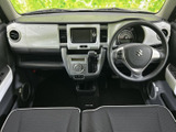 前席からはフロントガラス越しに前方を見渡しやすく、運転席まわりもすっきりまとまっています。黒を基調としたシートと明るい色のパネルが、車内にほどよい明るさを添えています。