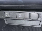 充電用USB端子付き。スマートフォンなどの充電に便利です。