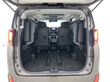 3列目シートは跳ね上げ式で折りたたみ可能です。キャンプ用品など大きな荷物もばっちり収納可能です!