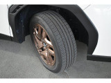 タイヤサイズは225/55R18です。