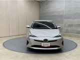 お車購入のポイントとなるフロントマスクです!シャープな目つきが印象的なデザインのヘッドランプです。