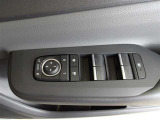 パワーウィンドウスイッチで運転席から全席の窓の開閉ができます。