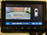 リバースギアに入れるだけで後方の表示へ切り替わります。夜間や雨の日の駐車も楽になりますよ。