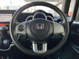 手になじみやすい形状で、運転中の姿勢を保ちやすいステアリングです。手元にはオーディオ関連の操作スイッチも備わり、視線を大きく動かさずに使える便利さも魅力。運転に集中しやすい装備です。