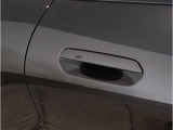 MINIはドアが分厚いです。衝突によりドアがつぶれてしまった場合にも外からいち早くドアを開けれるよう考えられています。数十秒の救出の遅れが命につながりかねない場合、こういった配慮が重要なポイントです。