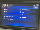 AM・FMやBluetooth Audioなど、複数の音源が一覧で表示され、聴きたいメディアを選びやすい画面です。交通情報や接続機器もまとめて確認でき、日々の移動を便利にサポートします。