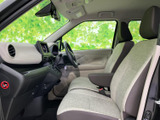 シンプルで機能的な運転席周り。操作しやすい配置で、運転に集中できます。快適なカーライフをサポートします。