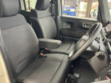運転席側のドアは、使いやすさを追求した設計で、スムーズな開閉を実現します。機能性とデザイン性を両立した快適な空間を提供します。