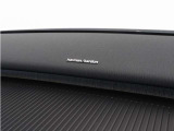 【harman/kardon】5つのスピーカーを内蔵したサウンドバーにより、ドライバーを包み込む音場を実現しました。また、洗練されたミニマルデザインは、キャビンをスタイリッシュに彩ります。