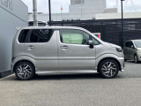 軽自動車の限られた室内空間をフルに活用し、小柄ながら過ごしやすい車内を作り出しています。
