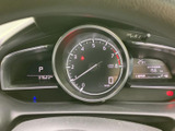 速度やエンジン回転数、燃料残量などの情報を運転席から確認しやすい配置です。走行に必要な表示がまとまり、運転中も車両の状況を把握する際に便利です。
