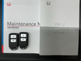 スマートキーは鍵をバッグに入れたままでもドアロックの開閉やエンジンのON・OFFができます。夜間や雨の日も鍵を探さなくて良いので便利です。