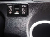 両側電動スライドドア付きで、運転席から開閉可能です