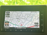 地図情報が画面いっぱいに表示され、現在地や周辺の道路を把握しやすい仕様です。目的地までの道順確認に活用でき、初めて訪れる場所へのお出かけにも心強い装備です。