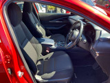 CX-30のシートは、人間工学に基づき「歩行時のように骨盤を立てて背骨のS字を維持する」設計が採用されており、長時間座っても疲れにくいのが特徴です。