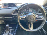 【運転席インテリアデザイン】左右対称のインテリアデザインでドライバーを包み込み運転に集中できるように設計されています。
