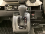 CVT車のセレクトレバーです。低速から高速まで、変速ショックのないスムーズな走りと、エンジン効率のよい領域を維持して燃費にも貢献します。サイドブレーキはスイッチ操作の電子制御パーキングブレーキです。