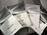 メンテナンスノート、取扱説明書ですね。 車の情報が凝縮されています。 車の整備記録が記載されている大事な物ですよ。