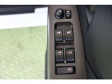 全ての窓が運転席から操作できます。今やほぼ当たり前ですが、無いと不便なアイテムですよね。ドアの施錠・解錠と連動してドアミラーが格納・復帰するオート電動格納機能も装備しています。