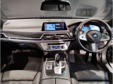 BMWの運転席はドライバーオリエンテッドという構造を採用。ドライバー目線の操作がしやすい設計になっており、ドライブ中にも目線の移動が少なく運転中にも簡単に操作ができます。