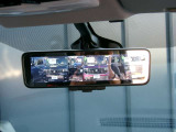 スマート・ルームミラー。ルームミラーに、リヤカメラの車両後方映像を表示。世界初の新技術で、荷物や人で見えづらかった後方視界がクリアに!