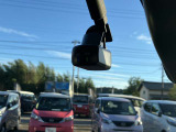 前後同時録画タイプの日産純正ドライブレコーダを装備。フルハイビジョン録画対応で高精細な映像を記録できます。記録した映像は、ナビゲーションでその場で確認できます。