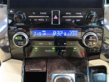 左右独立温度コントロールフルオートエアコンです。運転席、助手席それぞれで独立して温度設定ができます。冷え性の方が乗っても安心ですね♪