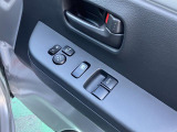 運転席アームレストに、【リモコンドアミラー】【パワーウィンドウ】スイッチあり。手元で操作ラクラク。