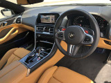 BMW 伝統のコックピットはドライバー志向で設計され、人間工学を駆使し、細部に到るまで設計されたコックピットを実現しました。