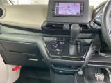 オートマチックドライブです!駐車ブレーキは左足での踏み込み式です