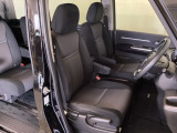 女性でも運転がしやすいように、シートの高さ調整機能(シートリフター)がついています。運転席と助手席の間が空いている為、助手席側への移動がスムーズです。交通量の多い道でも助手席側から乗り降りができます。