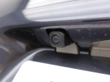 後退時に車両の後ろ側をモニター画面に表示します。車庫入れなどでバックする際に後方確認ができて便利です。車庫入れが苦手な人もこれで安心。