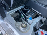 運転席の下にあります。整備工場で点検・整備してからのお渡しです!エンジンルームもきれいです♪ くわしくはスタッフへ!