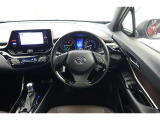 スポーティームード溢れる運転席周りですね。 クイックなドライビングに対応できるよな運転席回りになっています。 ドライブがますます楽しくなりますね!