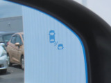【ブラインドスポットモニター】後方を走る車を確認するための機能です。センサーによって周囲の車両を検知して、ドライバーに伝えてくれるものです。後方にある車両を検知することで、事故を防ぐ確率を高めます。